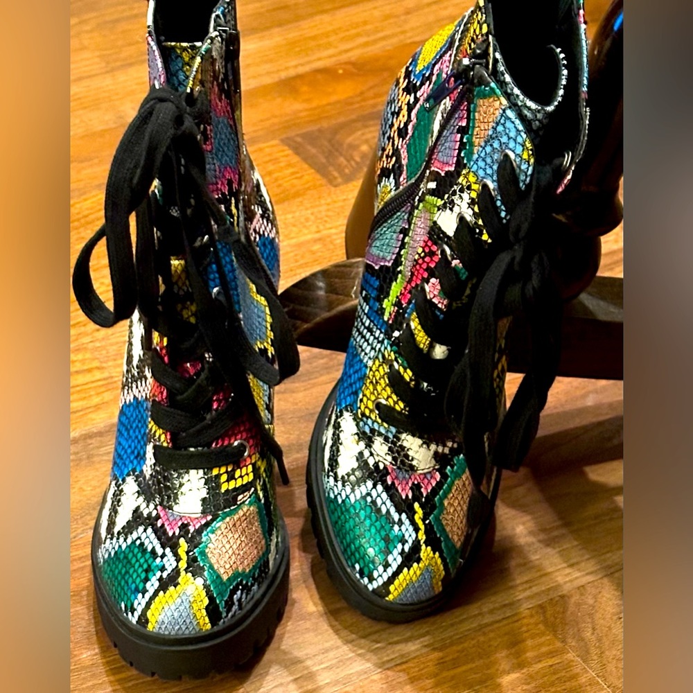 NWOT Steve Madden multicolored snake boots, size 7 1/2